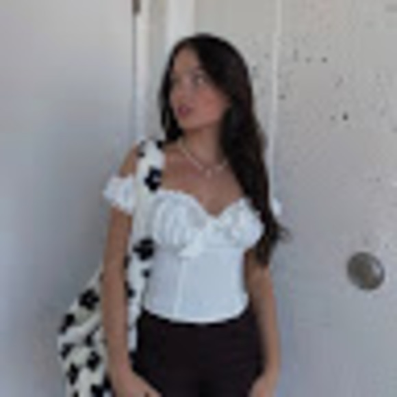 Meet your Posher, Ariane - Picture 1 of 3